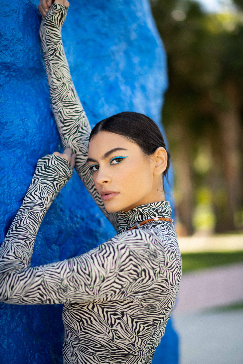 Print zebra dopasowana sukienka z golfem Lydia