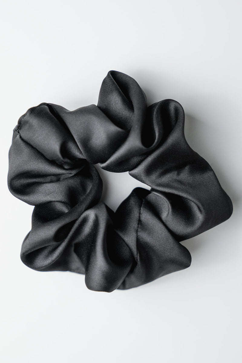 Scrunchie / gumka do włosów z czarnej satyny Love and Hate